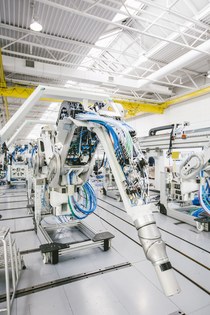 Lapp поставляет «полный пакет услуг» для клиентов как DÜRR SYSTEMS APT. Специальный кабель разрабатывался совместно с Dürr и производился на заводе Lapp Müller в Гримо, перед тем как пройти испытания в Lapp Systems, г. Штутгарт. Lapp поставляет «полный пакет услуг» для клиентов как DÜRR SYSTEMS APT. Специальный кабель разрабатывался совместно с Dürr и производился на заводе Lapp Müller в Гримо, перед тем как пройти испытания в Lapp Systems, г. Штутгарт.