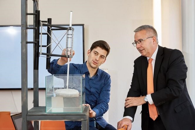 Симон Крюнер демонструє Херманну Роблю принцип роботи енергетичного перетворювача енергії виробництва SINN Power.