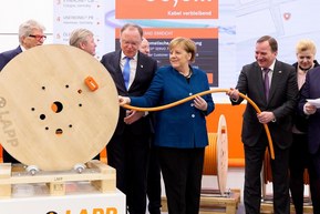Ангела Меркель тестирует Smart Cable Drum («умный барабан»).