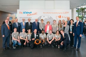 독일 대통령 Frank-Walter Steinmeier와 영부인 Elke Büdenbender가 슈투트가르트에 있는 Lapp을 방문해 전문 견습 과정의 실용성과 도전 과제들에 대해 알아보는 시간을 가졌다