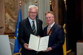 Minister President Winfried Kretschmann awarded Andreas Lapp the Order of Merit of the state of Baden-Württemberg. Photo: State Ministry Minister President Winfried Kretschmann awarded Andreas Lapp the Order of Merit of the state of Baden-Württemberg. Photo: State Ministry
