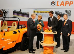 Андреас и Зигберт Лапп представили систему для зарядных станций электромобилей и гибридных автомобилей канцлеру Германии Ангеле Меркель и премьер-министру Голландии Марку Рютте