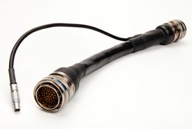 Kabel s kulatým konektorem a uzemňovacím kabelem s tepelně smrštitelnou hadicí
