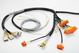 Kabelový svazek s různými konektory a koncovkami
