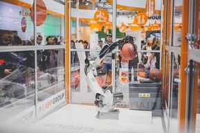 Robotul Racer fabricat de Comau şi cablat cu cabluri şi conectori Lapp, arunca mingi de baschet în coş, la standul Lapp Group de la Hanovra, din anul 2016 şi la standul Lapp Kabel Romania în cadrul expoziţiei IEAS 2016