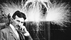 Нікола Тесла - винахідник змінного струму. Найбільш відомий своїми винаходами у галузі електрики, магнетизму та електротехніки