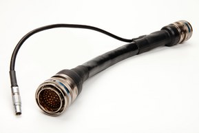 Kabel mit Ringstecker und hitzegeschrumpftem Erdungskabel
