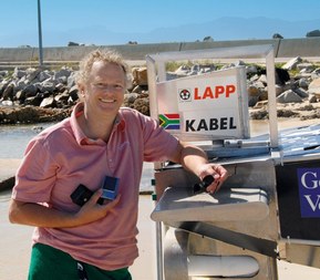 Siegbert Lapp, président du conseil de surveillance de LAPP Holding AG, sur place lors de la mise en service en Afrique du Sud.