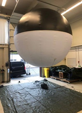 Fabian Friedrich in njegova ekipa razvijajo in proizvajajo svoje helijeve balone na podlagi zahtev za filmski set.