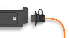 За допомогою кабелю живлення зі змінним адаптером система заряджання дає змогу заряджати автомобіль від побутової розетки або розетки з роз’ємом CEE-типу в будь-якій точці світу.