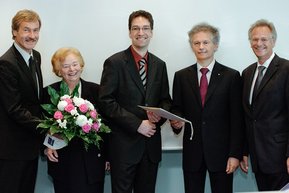 DGK-Başkanı Prof. Dr. Dr. h.c. Gerd Heusch, Ursula Ida Lapp, ödül sahibi Dr. Rory R. Koenen, Kongre Başkanı Prof. Dr. Helmut Drexler ve Siegbert Lapp. 