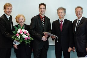 f.l. DGK-President Prof. Dr. Dr. h.c. Gerd Heusch, Ursula Ida Lapp, award recipient Dr. Rory R. Koenen, Congress-President Prof. Dr. Helmut Drexler and Siegbert Lapp. 