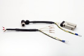 Kabel s nalisovanými kontakty, tepelně smrštitelnou hadicí a kulatým konektorem