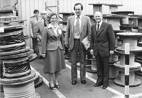 Ursula Ida y Oskar Lapp en un recorrido por la compañía con el exalcalde de Stuttgart Manfred Rommel Ursula Ida y Oskar Lapp en un recorrido por la compañía con el exalcalde de Stuttgart Manfred Rommel