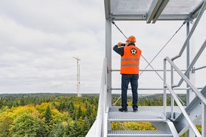 Андреас Мюллер, руководитель направления ветроэнергетики LAPP фотографирует масштабную стройку ветряной электростанции.