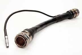 Cable con conector circular y conductor de puesta a tierra con tubo termorretráctil