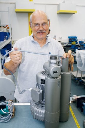 Peter Hasenauer, chief electrical engineer at the M+W Group, indicates the ÖLFLEX® CONTROL cable on the lateral channel blower