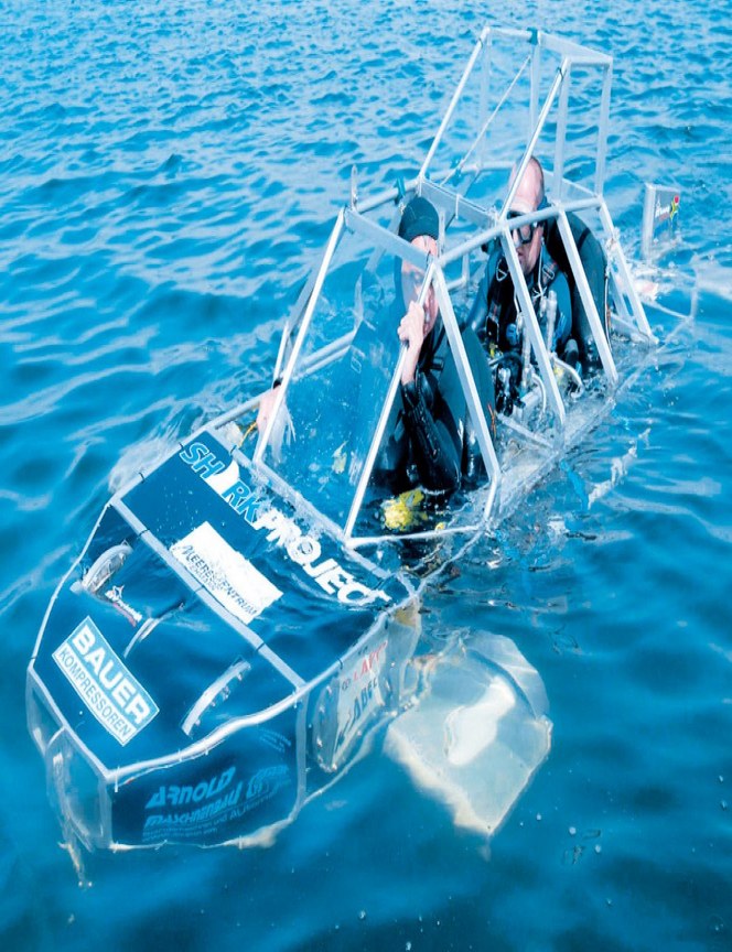 De SHARKPROJECT-onderzoeksonderzeeër in actie met twee duikers