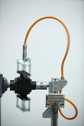 Тенденція рухається до рішень на основі єдиного кабелю, що поєднує в собі функції силового кабелю та кабелю для зворотнього зв’язку про положення та швидкість двигуна.