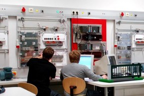 Schüler der HTL Klagenfurt im neuen Kompetenzzentrum Automatisierung