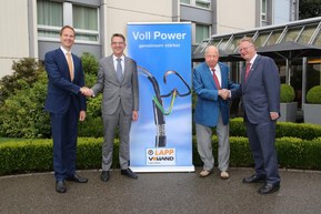 Sealing the deal: Andreas Lapp (CEO of the LAPP Group; full right) and Matthias Lapp (CEO of LAPP for Latin America, Europe, the Middle East and Africa; full left) purchase Volland AG from Managing Director Reto Volland (left) and President of the Board of Directors Rudolf Volland (right). Sealing the deal: Andreas Lapp (CEO of the LAPP Group; full right) and Matthias Lapp (CEO of LAPP for Latin America, Europe, the Middle East and Africa; full left) purchase Volland AG from Managing Director Reto Volland (left) and President of the Board of Directors Rudolf Volland (right).