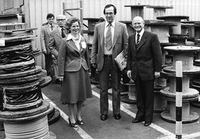 Ursula Ida och Oskar Lapp på en rundtur på företaget med Stuttgarts tidigare borgmästare Manfred Rommel.