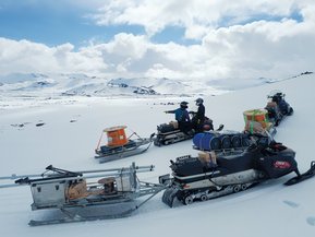 Echipamentul,inclusiv cei 3000 m de cablu de la Lapp , a fost transportat prin gheaţă şi zăpadă pe culmile vulcanului Hekla din Islanda.
Sursa: Biroul Meteorologic Islandez