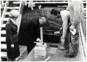 Ursula Ida and Oscar Lapp lay the foundation stone of the cable factory building at Oscar Lapp Strasse 5