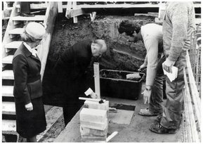 Урсула Ида и Оскар Лапп закладывают первый камень в фундамент здания кабельного завода на Оскар-Лапп-Штрассе, 5